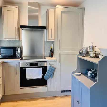 Apartment Stylish 2 Bedroom In Oakwood,
