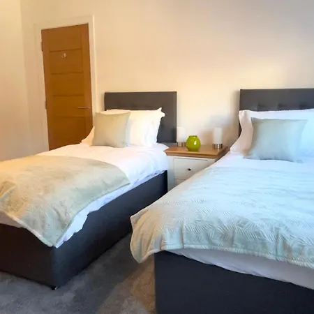 Apartment Stylish 2 Bedroom In Oakwood, *