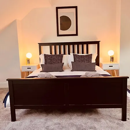 Stylish 2 Bedroom In Oakwood, Apartment